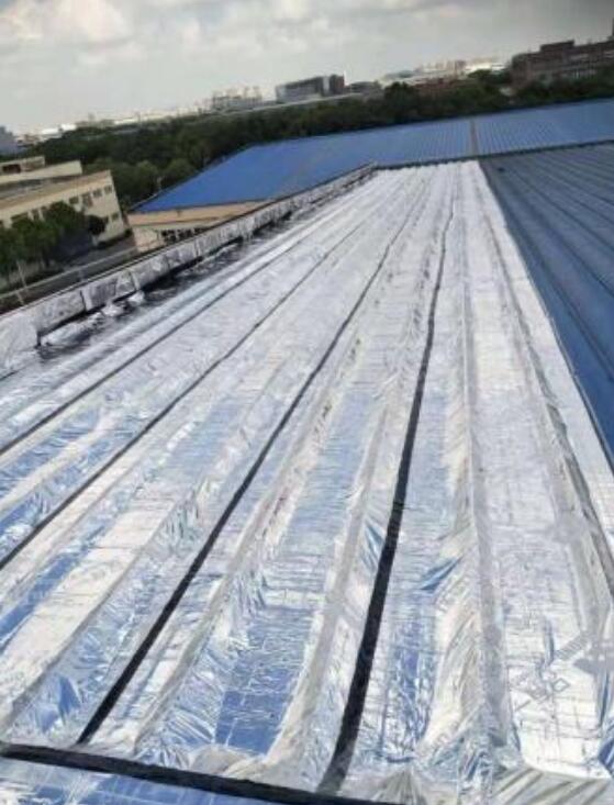 丰饶路万众彩钢板上东方雨虹自粘卷材防水