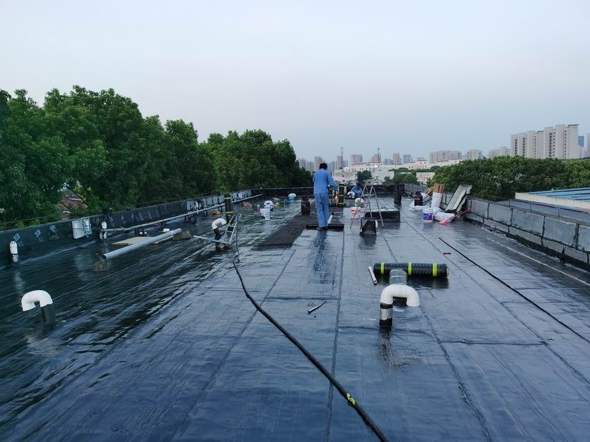 上海嘉定区兴荣路388号上汽马瑞利东北仓库彩钢瓦屋面天沟雨虹聚氢,涂料防水24