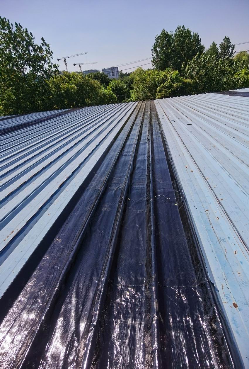 上海嘉定区兴荣路388号上汽马瑞利东北仓库彩钢瓦屋面天沟雨虹聚氢,涂料防水24