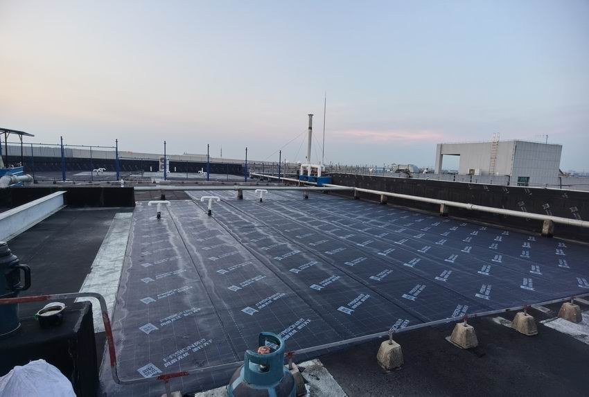 上海嘉定区兴荣路388号上汽马瑞利东北仓库彩钢瓦屋面天沟雨虹聚氢,涂料防水24