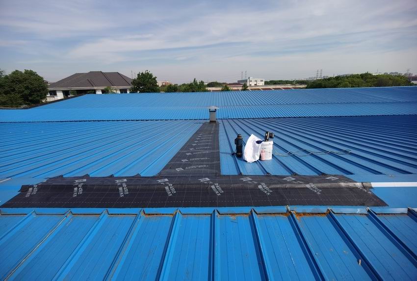 上海嘉定区兴荣路388号上汽马瑞利东北仓库彩钢瓦屋面天沟雨虹聚氢,涂料防水24