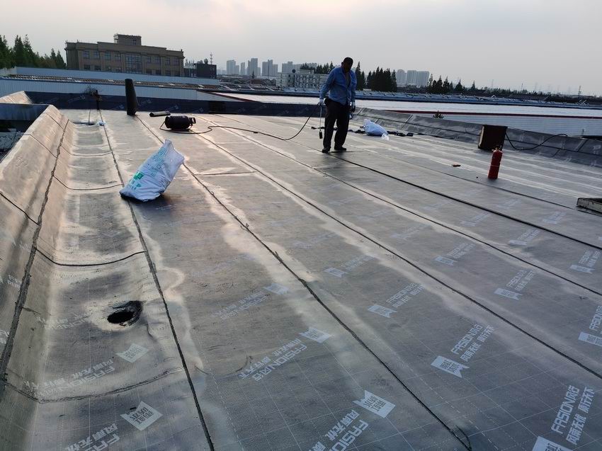 云峰松江办公楼屋面防水，铲除旧防水层