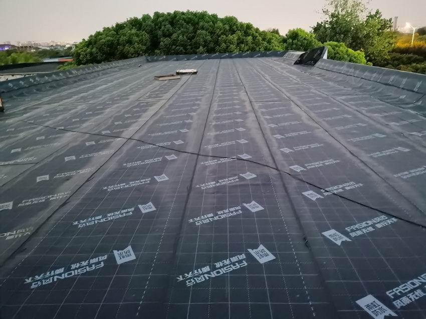 云峰松江办公楼屋面防水，铲除旧防水层